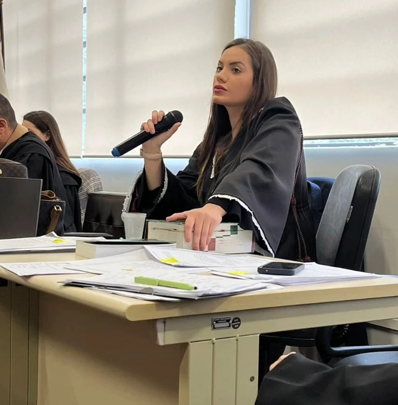 Dra. Vanessa Cavallim em atuação profissional durante uma sustentação oral